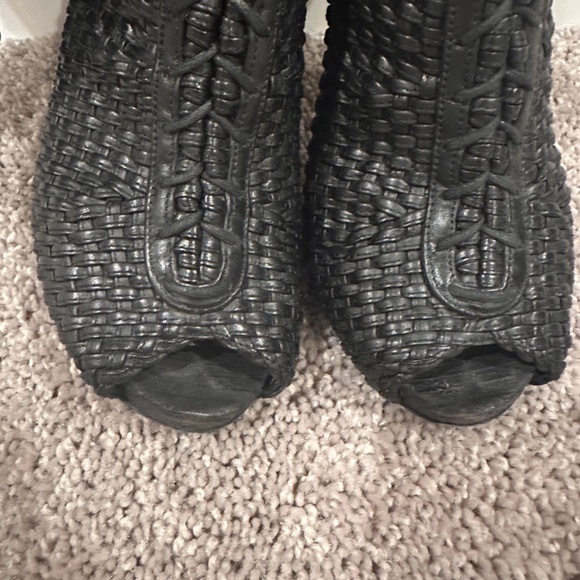 BARELY WORN GUCCI "PEEP PARKER" Boots - Picture 10 of 10